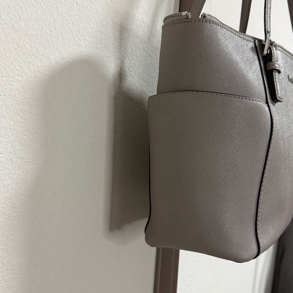 Michael Kors Jet Set Charlotte Saffiano Leather Zip-Top Tote in Grey - Picture 5 of 16